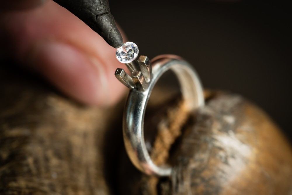 Difference between engagement ring setting and preset engagement ring