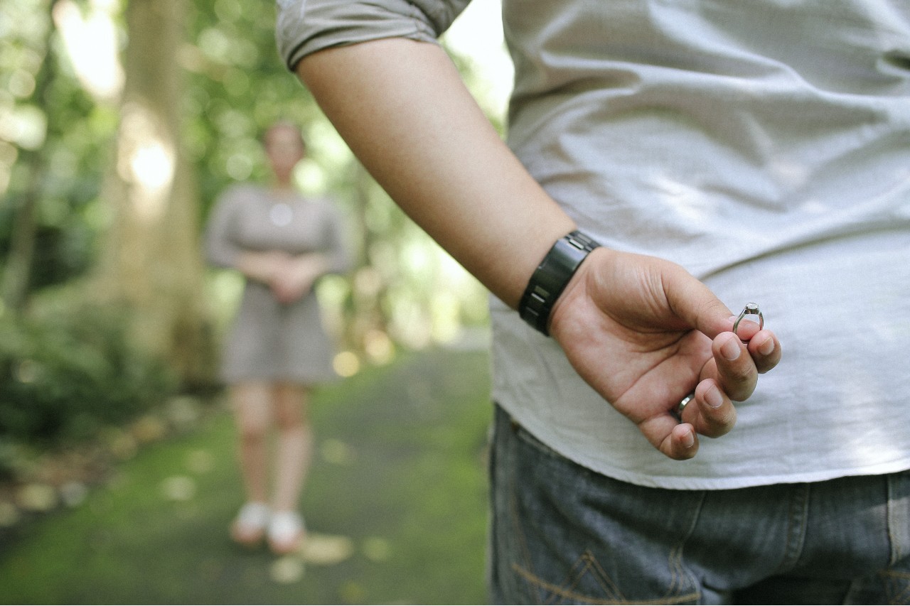 Looking to Propose? Here Are Some Tips to Secretly Find Your Partner's Ring Size Looking to Propose? Here Are Some Tips to Secretly Find Your Partner's Ring Size